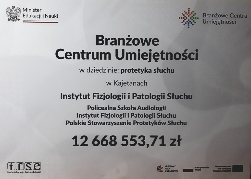 Tablica informacyjna Branżowego Centrum Umiejętności w dziedzinie protetyki słuchu, z kwotą 12 668 553,71 zł.